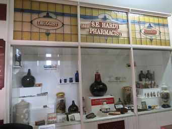 341_pharmacy_display_coolgardie_museum_img_0306s.jpg